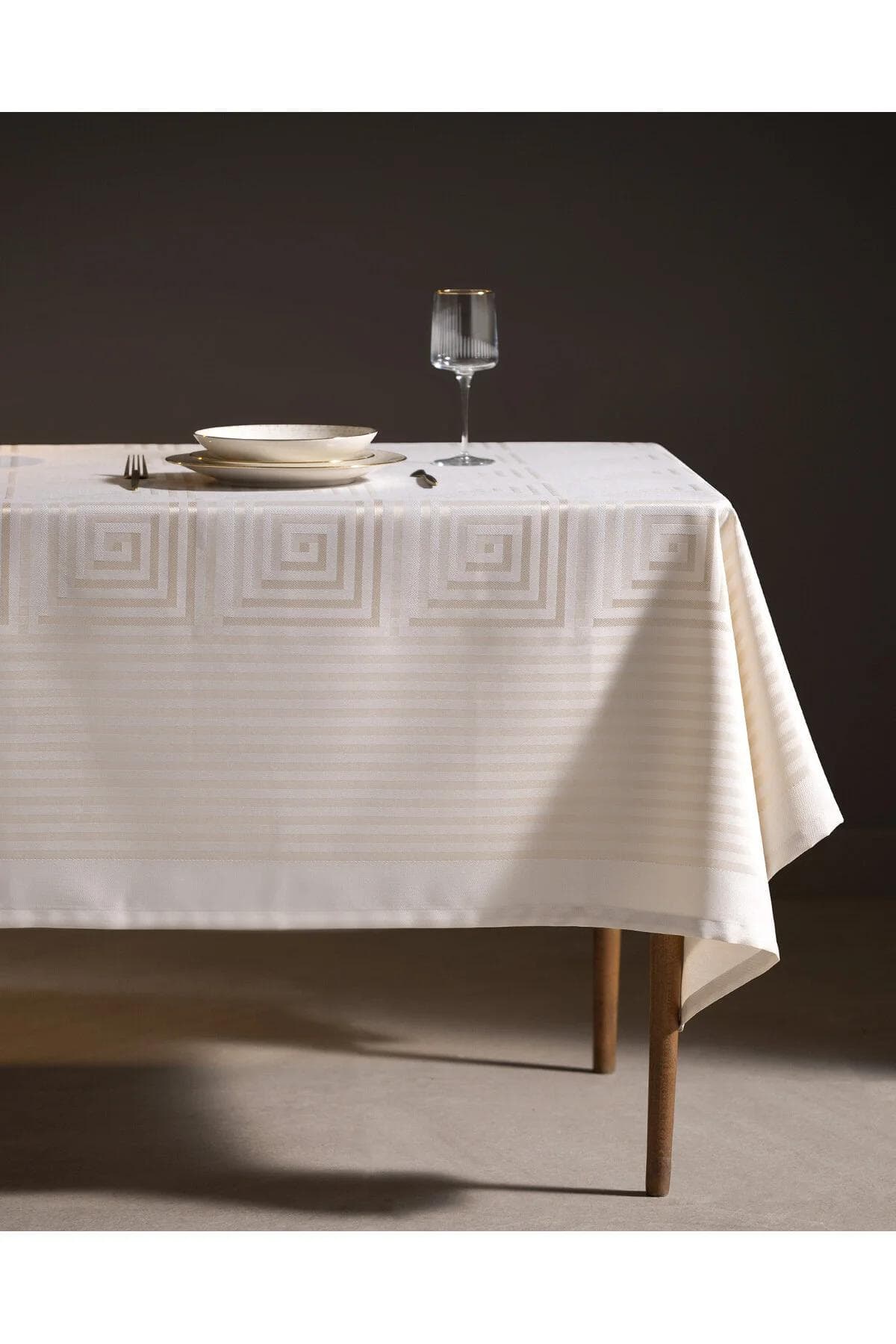 رومیزی Madame Coco مدل Marne پلیاستر - بژ