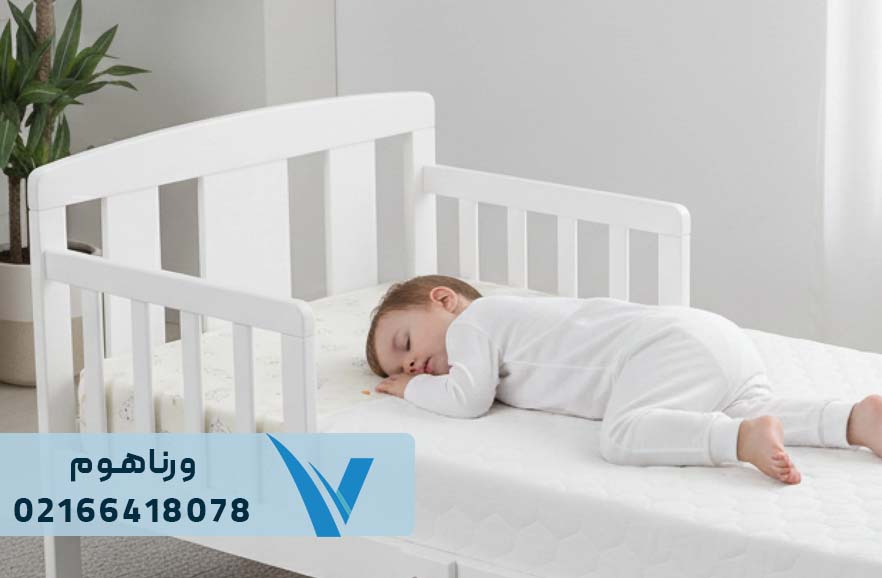 کودک در حال خواب آرام روی تخت با محافظ تشک ضدآب شب ادراری | ورونیکا